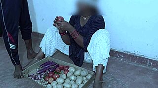Sabji wali bhabhi enjoys reality sex masti