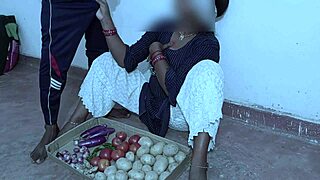 Sabji wali bhabhi enjoys reality sex masti