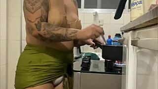 Fazendo live na cozinha mini saia mostrando buceta gorda