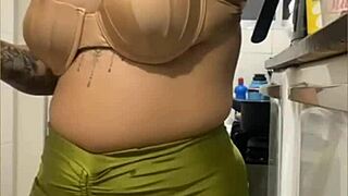 Fazendo live na cozinha mini saia mostrando buceta gorda