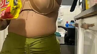 Fazendo live na cozinha mini saia mostrando buceta gorda