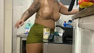 Fazendo live na cozinha mini saia mostrando buceta gorda