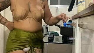 Fazendo live na cozinha mini saia mostrando buceta gorda