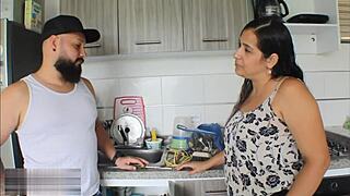 descubro que mi esposo me es infiel y me desquito follando con el fontanero que el mismo contrat� - porno en espa�ol