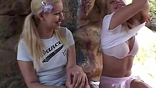 Little Summer Licks Outdoor Threesome!