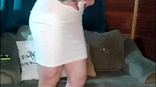 sensual brazilian safada teases on web while smoking, complete on red