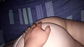 Encuentro A La Mama De Mi Mejor Amigo En La Habitacion Y Me Aprovecho Que Esta Caliente