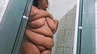 i caught the neighbor taking a bath and she squirted big time