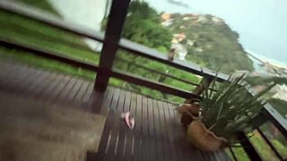 Fudendo com a novinha casada na varanda ao ar livre sem ligar pra quem podia nos pegar.