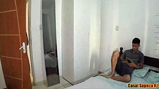 meu marido saiu e deixou seu sobrinho tímido aos meus cuidados descobri que o novinho nerd tem uma piroca enorme e fode muito bem