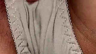 Xoa hột lê and her friend chat