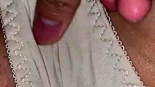 Xoa hột lê and her friend chat