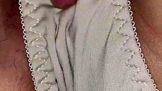 Xoa hột lê and her friend chat