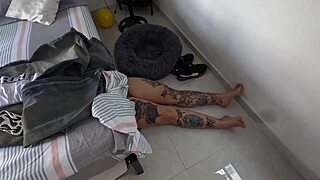 la señora del aseo no sabía que yo estaba en la casa y la grabé