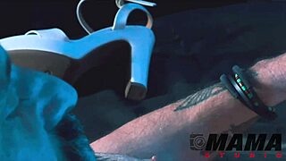 a milf gostosa seduz o amigo usando os p�s completo no sheer e x-red