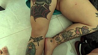 la señora del aseo no sabía que yo estaba en la casa y la grabé