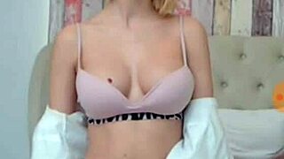 Louiseivyx hosts her camshow