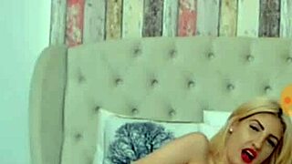 Louiseivyx hosts her camshow