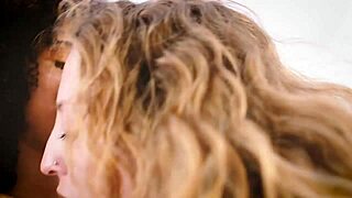 sexo lesbico interracial duas gostosas jogando com o brinquedo