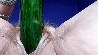 oma neukt harige kut en kont met komkommer