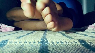 Latina amateur shows toes and homemade fun