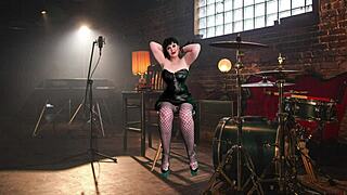 fingering rockin granny carmen to orgasm, hardcore bbw cougar action!