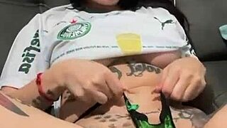 Palmeirense slut shows off wet pussy