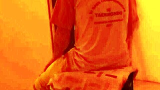 La puta del prostibulo me dio una gran mamada de testiculos gratis a cambio de obtener el nuevo celular de moda porno real en el cabaret