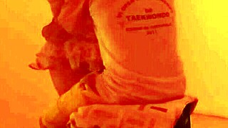 La puta del prostibulo me dio una gran mamada de testiculos gratis a cambio de obtener el nuevo celular de moda porno real en el cabaret