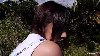 娇小日本继妹诱惑到户外破处操，在假期旅行中无码JAV色情