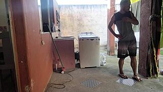 Minha Esposa Saiu E A Empregada Não Resistiu Meu Pau Ereto Durante O Treino Em Casa