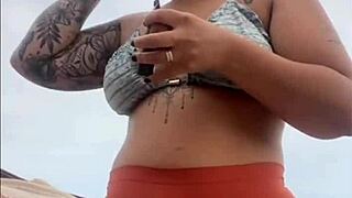 tô na praia e já estou inchada e molhadinha pronta pra leva rola