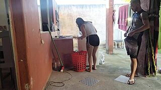 Minha Esposa Saiu E A Empregada Não Resistiu Meu Pau Ereto Durante O Treino Em Casa