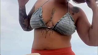 tô na praia e já estou inchada e molhadinha pronta pra leva rola