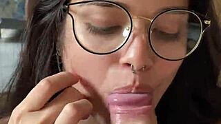 Nerd Morena E Peituda Fazendo Boquete Profundo No Pau Grande Do Wellington Prado De Costas Pro Espelho De Shorts Jeans