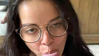 Nerd Morena E Peituda Fazendo Boquete Profundo No Pau Grande Do Wellington Prado De Costas Pro Espelho De Shorts Jeans