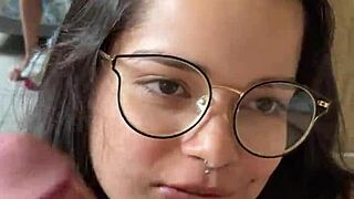 Nerd Morena E Peituda Fazendo Boquete Profundo No Pau Grande Do Wellington Prado De Costas Pro Espelho De Shorts Jeans