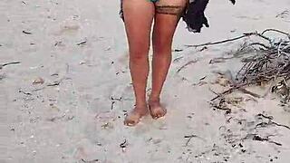 exhibiendome en playa mexicana, muestro las tetas y el culo?