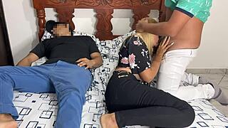 Noche de pelicula junto a mi amigo y su novia ntr me cojo a la novia