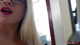 Tesão falou mais alto e não consegui ficar só de voyeur vendo o maridão foder a ruiva ela foi lanchinho de casal 😏