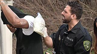 挑逗警察May Thai在警局接受双插gp2972