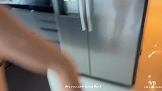 espio a la mama de mi amigo me descubre y me invita a probar la mejor experiencia milf puro sexo y corrida en la boca