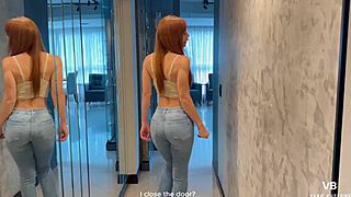 espio a la mama de mi amigo me descubre y me invita a probar la mejor experiencia milf puro sexo y corrida en la boca