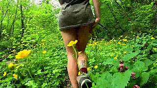 culo perfetto si spoglia mentre cammina nel bosco