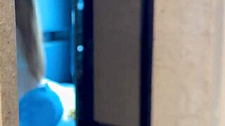 espio a la mama de mi amigo me descubre y me invita a probar la mejor experiencia milf puro sexo y corrida en la boca