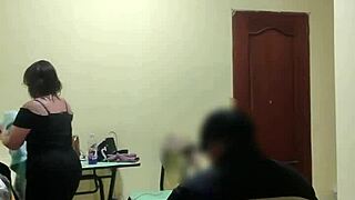 Empleada venezolana coquetea en dormitorio