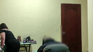 Empleada venezolana coquetea en dormitorio