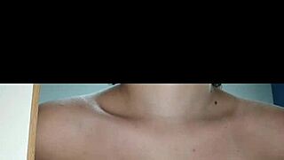 novinha gostosa sensualizando na frente do espelho 😍