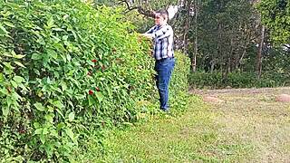 jardineiro mega-dotado macetando a pica grossa até gozar - urso brasileiro fodendo a caceta até jorrar leite - dotado tocando punheta na fazenda
