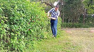 jardineiro mega-dotado macetando a pica grossa até gozar - urso brasileiro fodendo a caceta até jorrar leite - dotado tocando punheta na fazenda